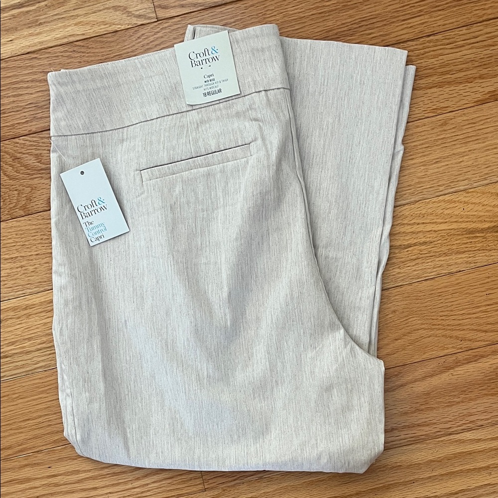 Croft & Barrow “The Tummy Control Capri” Light Tan / cream size 18. Brand New